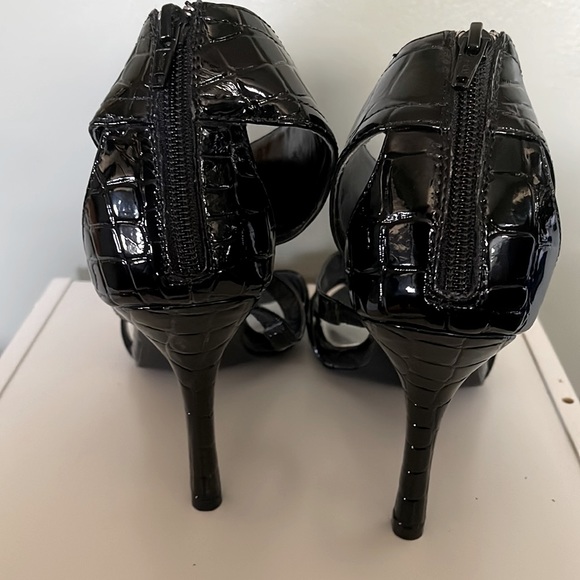 FIONI Women’s Black high heel sandals in faux leather with snakeskin pattern. - Picture 4 of 4